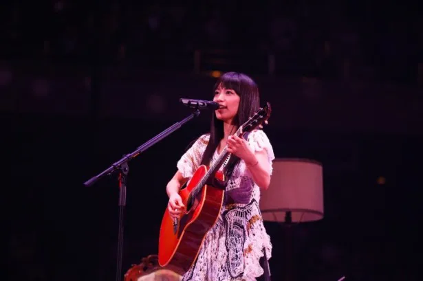 miwaがアコースティックギター1本で武道館公演を！アカペラ曲を含む全17曲を熱唱！