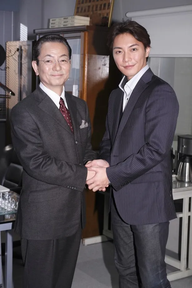 「相棒 season13」の特命係のセットでの撮影を終えた水谷豊、成宮寛貴（写真左から）が固い握手