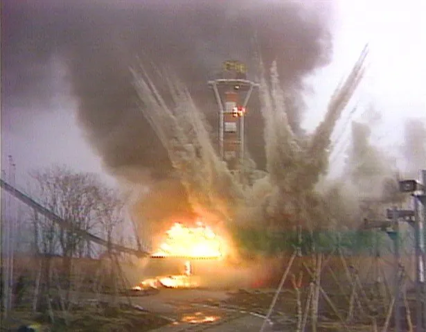 “死の火煙塔大脱出”での爆破されていく鉄塔からの決死の脱出は緊張感MAX！
