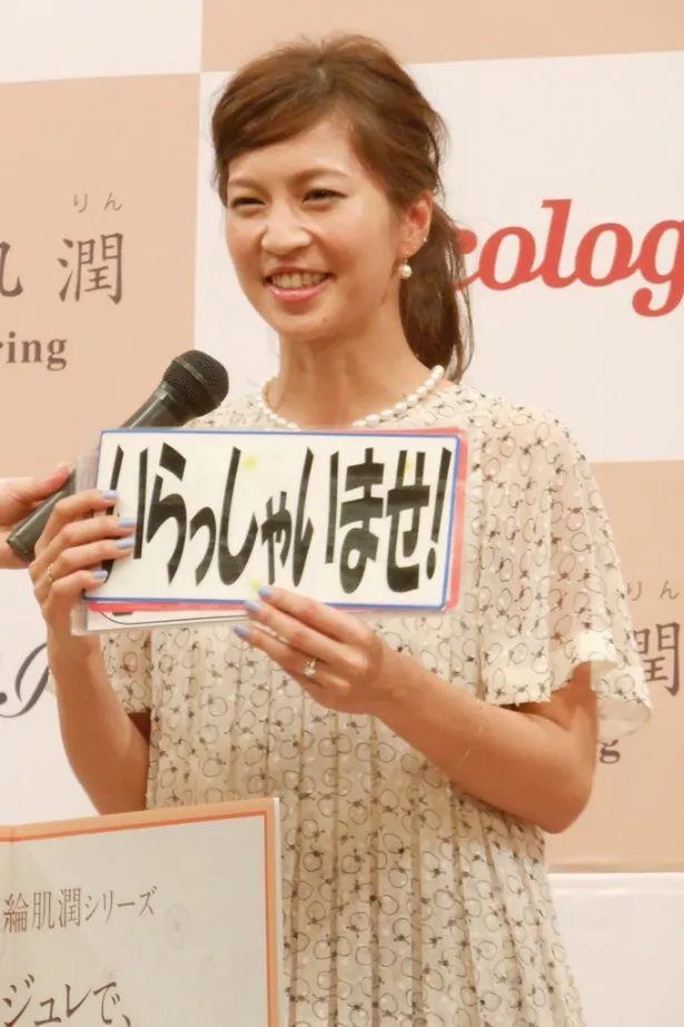 ベガス味岡のアドバイスを受けながら商品プレゼンに挑戦する安田美沙子