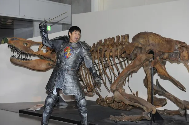 恐竜の標本を背に、騎士に扮した徳井義実がドヤ顔