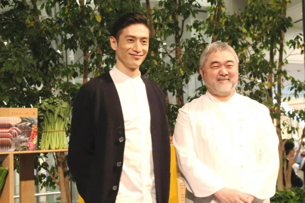 出版記念特別トークショーに出席した(写真左から)伊勢谷友介と三國清三シェフ