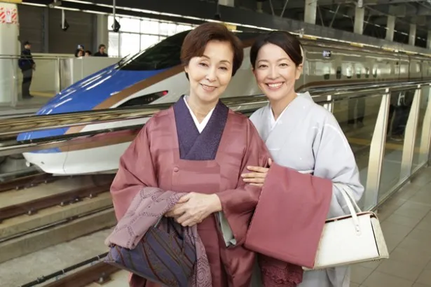 金沢駅の北陸新幹線ホームで「花嫁のれん」ラストシーンの撮影が行われた。(写真左から)野際陽子、羽田美智子