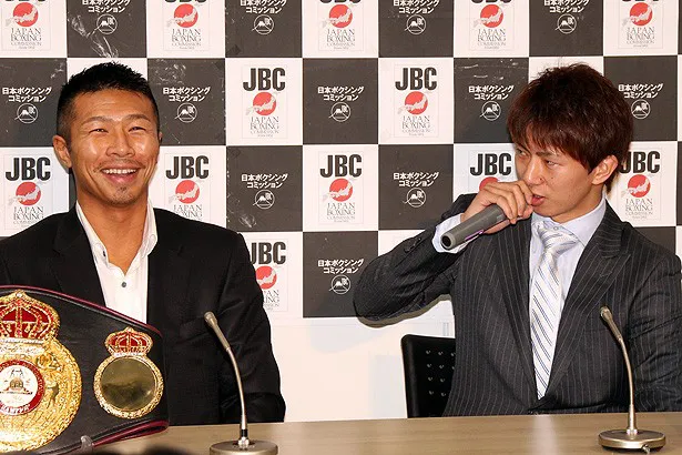 田口(右)の「チャンピオンになって変わったことは、みんなが持ち上げてくれる」というコメントに笑う内山