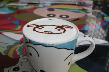 もふもふココアに癒やされる！しんちゃんカフェ営業中