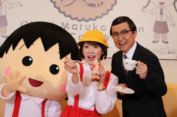 「ちびまる子ちゃんカフェ」に登場したまる子、三上真奈アナ、笠井信輔アナ(写真左から)