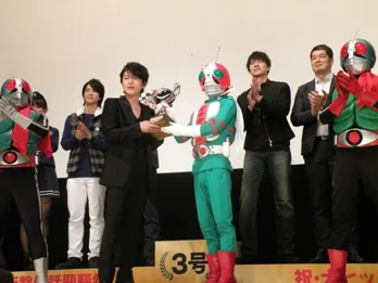 及川光博、V3からトロフィーを授与され感激