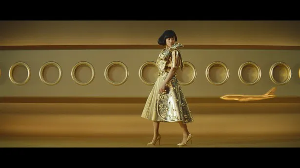 【写真を見る】ゴールドのゴージャスな衣装を着た吉高由里子。特注の衣装のため普通の洋服よりもかなり重いという