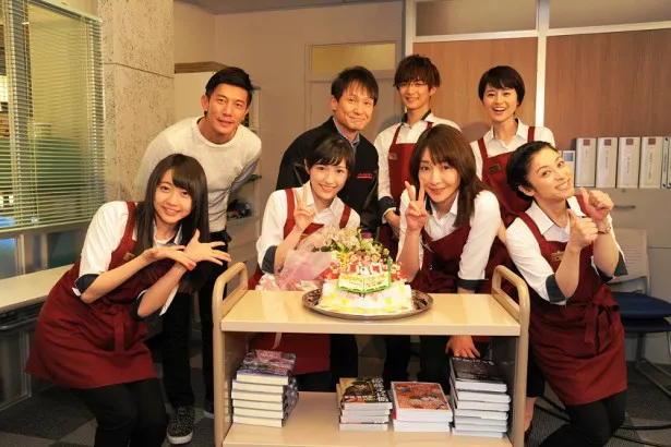 3月26日(木)に21歳の誕生日を迎える渡辺麻友(AKB48)の誕生日を「戦う！書店ガール」(フジ系)の共演者らが祝った