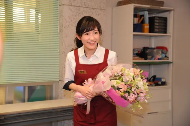 【写真を見る】特製ケーキに渡辺麻友(AKB48)は「わ～！　すご～い」と驚きを隠せない様子