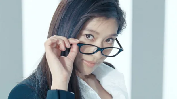 【写真を見る】篠原涼子はスーツに眼鏡でできる女性を演出
