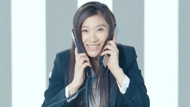 働く女性を演じる篠原涼子は慌ただしい様子の中、笑顔で次々と仕事をこなす