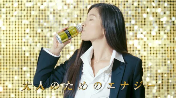 「キレートレモンENERGIE」を一口飲んだ篠原涼子はイキイキとした表情に！
