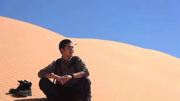 【写真を見る】菅谷はオマーンの砂漠地帯を放浪する