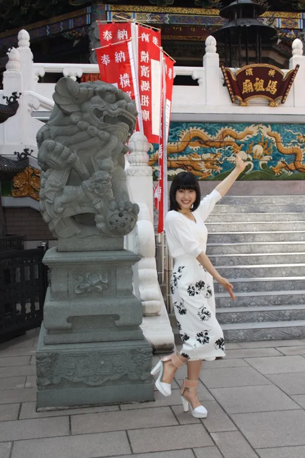 横浜・中華街の媽祖廟で元気いっぱいポーズを決める土屋太鳳