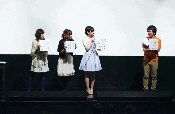 イベントでは3人と坂上陽三総合プロデューサーが“10周年のマニフェスト（公約）”を色紙に書いて発表！