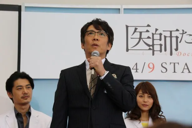 経営本部長・渡辺幹夫役の生瀬勝久は「台本を読んでいて、病院はお医者さんだけでは成り立たず、私のような経営本部長がおりまして。患者さんのことを顧客と呼ぶキャラクターです」
