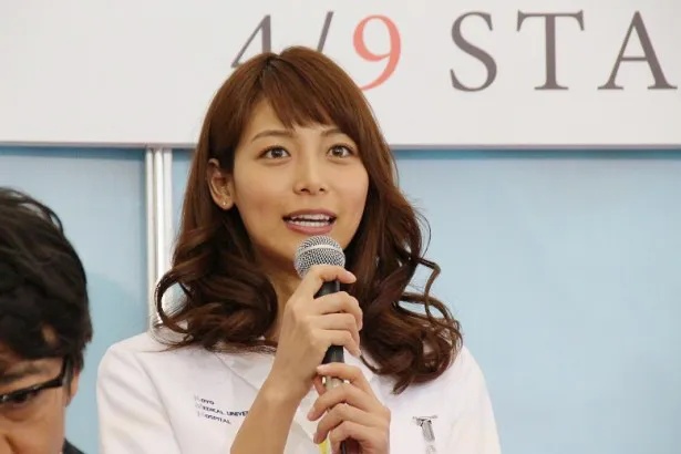 麻酔科医・河合奈々役の相武紗季は「今回は連ドラでは初めてシングルマザー役。恋に仕事に全力でありながらも子育てに奮闘するので、悩みながらも前向きな女性を演じられれば」