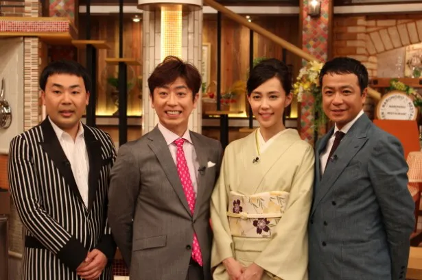 「発見！なるほどレストラン―」レギュラーの(左から)岩尾望、後藤輝基、木村佳乃、中山秀征が囲み取材に登場