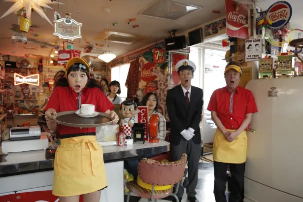 櫻小路夫妻（里見、富司）が訪れたハンバーガー店でもアルバイト少女（木南晴夏）がトラブルを起こす