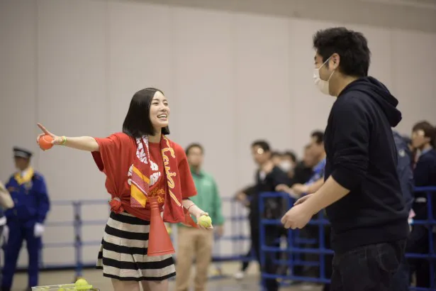 松井珠理奈(左)もアトラクションゲームでファンを応援