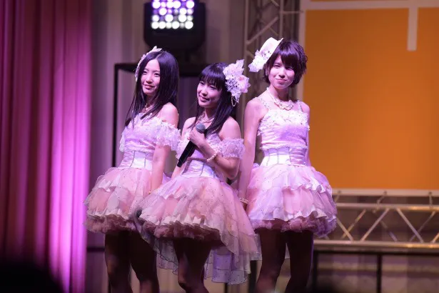 【写真を見る】「桜、覚えていてくれ」を歌った(左から)古川愛李、佐藤実絵子、中西優香