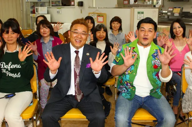 テレビ東京系特別番組「バイキング家族3」の収録に臨んだサンドウィッチマンの伊達みきお(前列左)と富澤たけし(前列右)