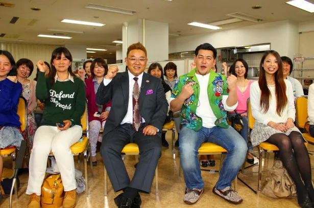 【写真を見る】社員食堂で食べ放題大好き主婦ら20人に囲まれて笑顔のサンドウィッチマン