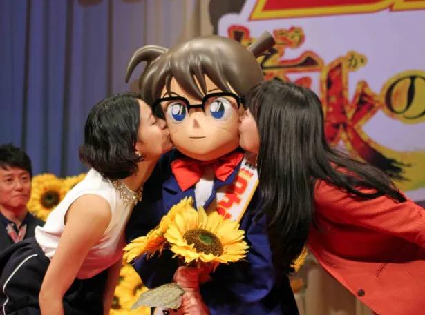 【写真を見る】コナンにキスをする榮倉(左)と知英