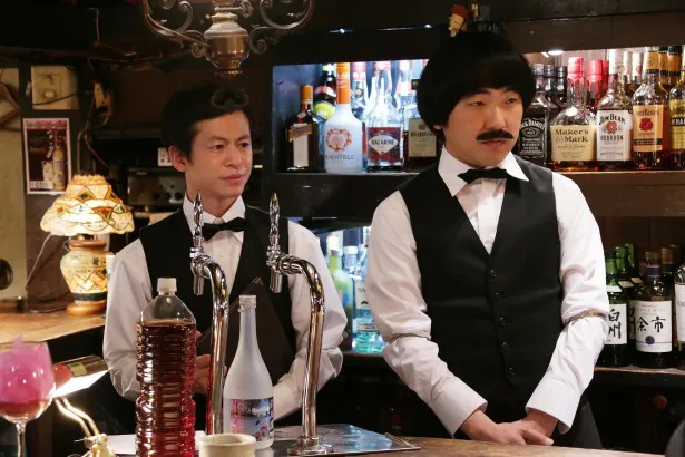 バーテン(永野・写真左)とマスター(本多)は客に酒と「インテリワード」を提供する