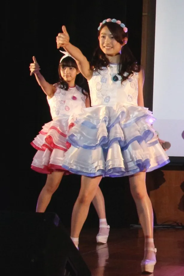 オープニングテーマを担当する“マジカル☆どりーみん”は3つのアイドルグループのメンバーで結成。Dorothy Little HappyのMIMORIとGEMの村上来渚(写真左から)
