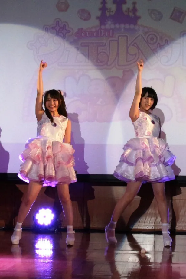 オープニングテーマを担当する“マジカル☆どりーみん”は3つのアイドルグループのメンバーで結成。X21の籠谷さくら、長尾真実(写真左から)