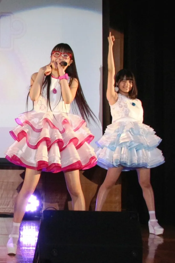 オープニングテーマを担当する“マジカル☆どりーみん”は3つのアイドルグループのメンバーで結成。Dorothy Little HappyのMARIとGEMの南口奈々(写真左から)