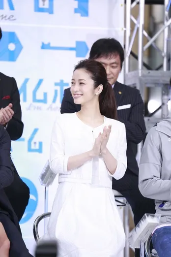 木村拓哉＆上戸彩が会見で指輪を披露！