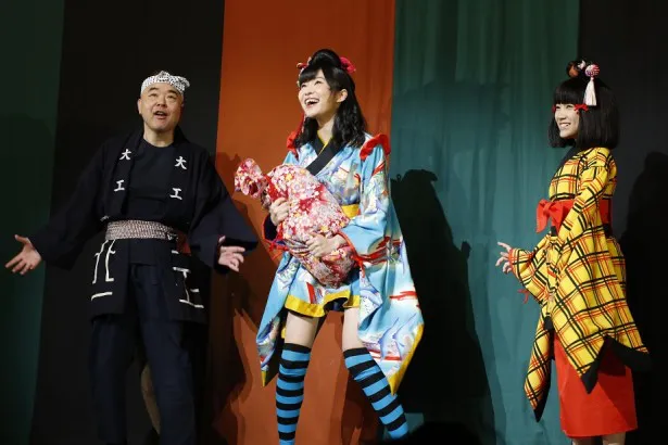【写真を見る】2部構成の公演では、第1部が「博多少女歌舞伎『博多の阿国の狸御殿』」の演劇となる