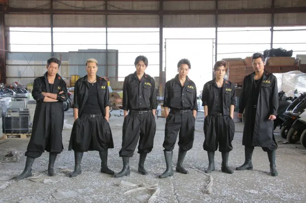 【写真を見る】第1話では、TAKAHIRO（左から4人目）演じる希一ら「風愛友」の6人が、特攻服で大暴れするシーンも