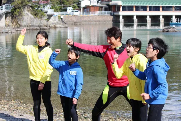 修造と子供たちは静岡・伊豆半島の下田海中水族館を訪れる