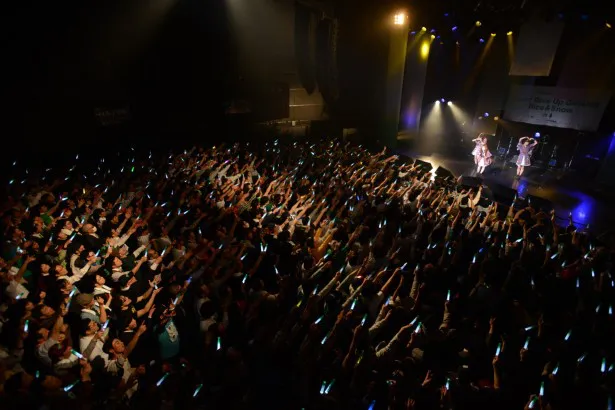 「Negicco First Tour『Never Give Up Girls!!!＆Rice＆Snow』」東京公演。NegiLIGHT（※サイリウム）を降る大勢のファンたち