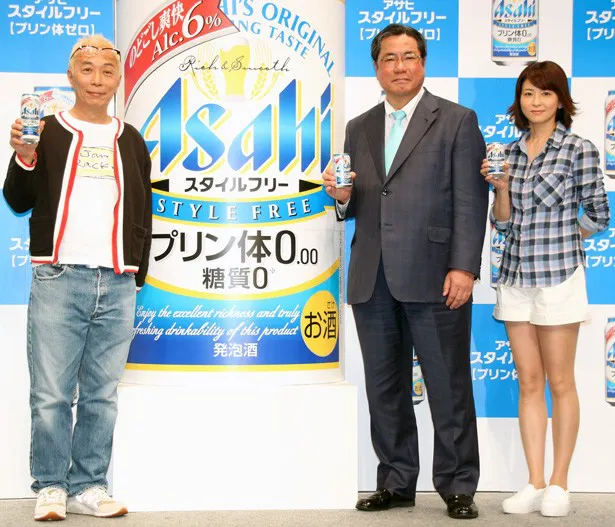 記念撮影に収まる(左から)所、アサヒビール株式会社の平野伸一取締役副社長、森高