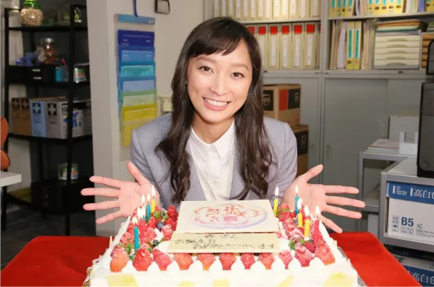 杏 29歳誕生日を新ドラマ現場でお祝い 芸能ニュースならザテレビジョン