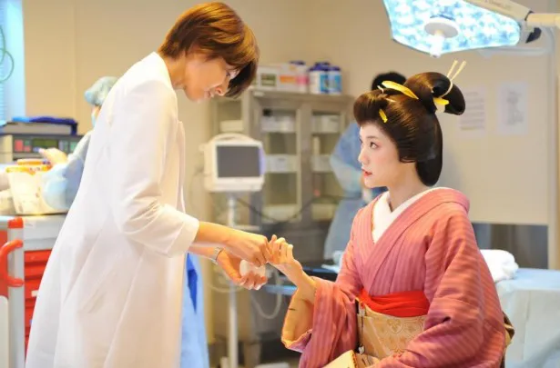 4月22日(水)放送の第2話では、倫太郎の幼なじみで外科医の百合子(吉瀬美智子)と夢乃が初対面。互いの胸の内を探り合う
