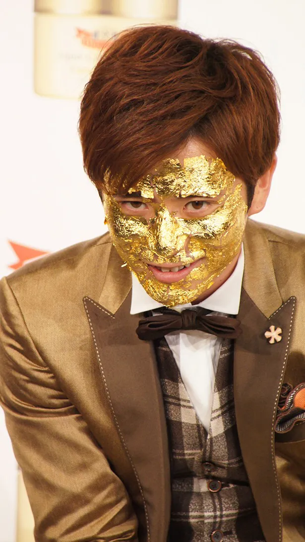 【写真を見る】“純金”のマスクを装着した藤森慎吾