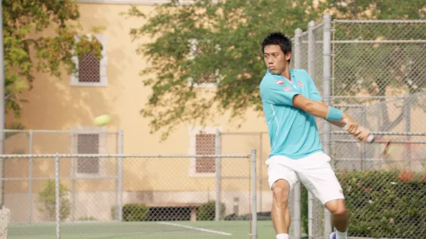 テニスを楽しむ錦織選手