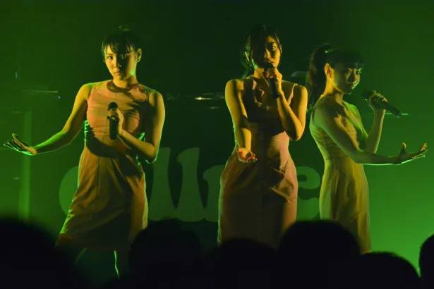 callme「Live Performance『To Shine』」より。左からRUUNA、KOUMI、MIMORI
