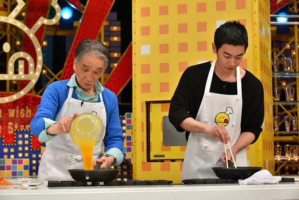 【写真を見る】オムライス作りに挑む堺と佐藤は、最終工程の卵包みの出来を競う