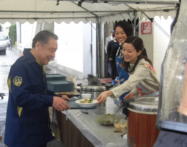 “10周年感謝祭”には第3話にゲスト出演する伊東四朗(写真左)も参加！(写真右手前は中越典子、奥は原沙知絵)