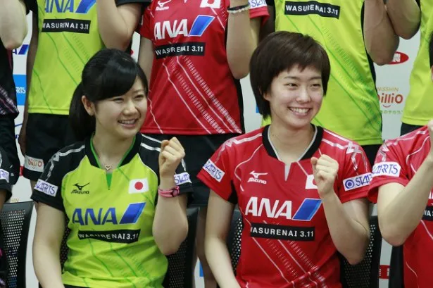 「世界卓球」会見に出席した(左から)福原愛選手、石川佳純選手