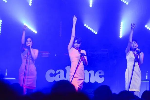 callme「Live Performance『To Shine』」より。左からKOUMI、RUUNA、MIMORI