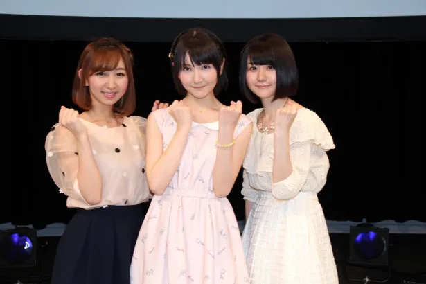 アニメ版のメーンキャラクターの声を担当する飯田里穂、秦佐和子、早瀬莉花（写真左から）