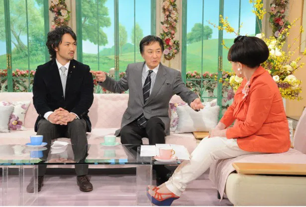 「徹子の部屋」で親子共演した田村幸士、田村亮とMCの黒柳徹子(写真左から)